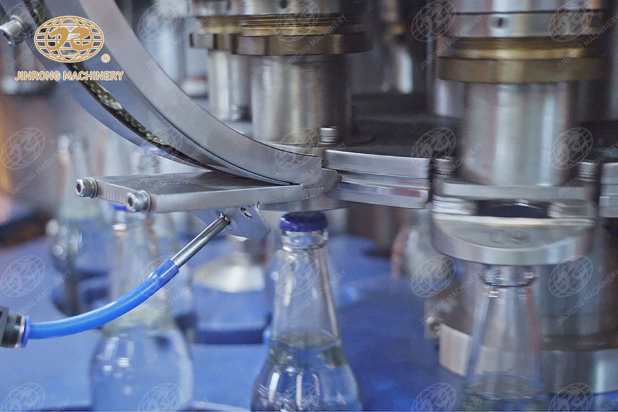 玻璃瓶碳酸飲料灌裝生產線-旋蓋部分
